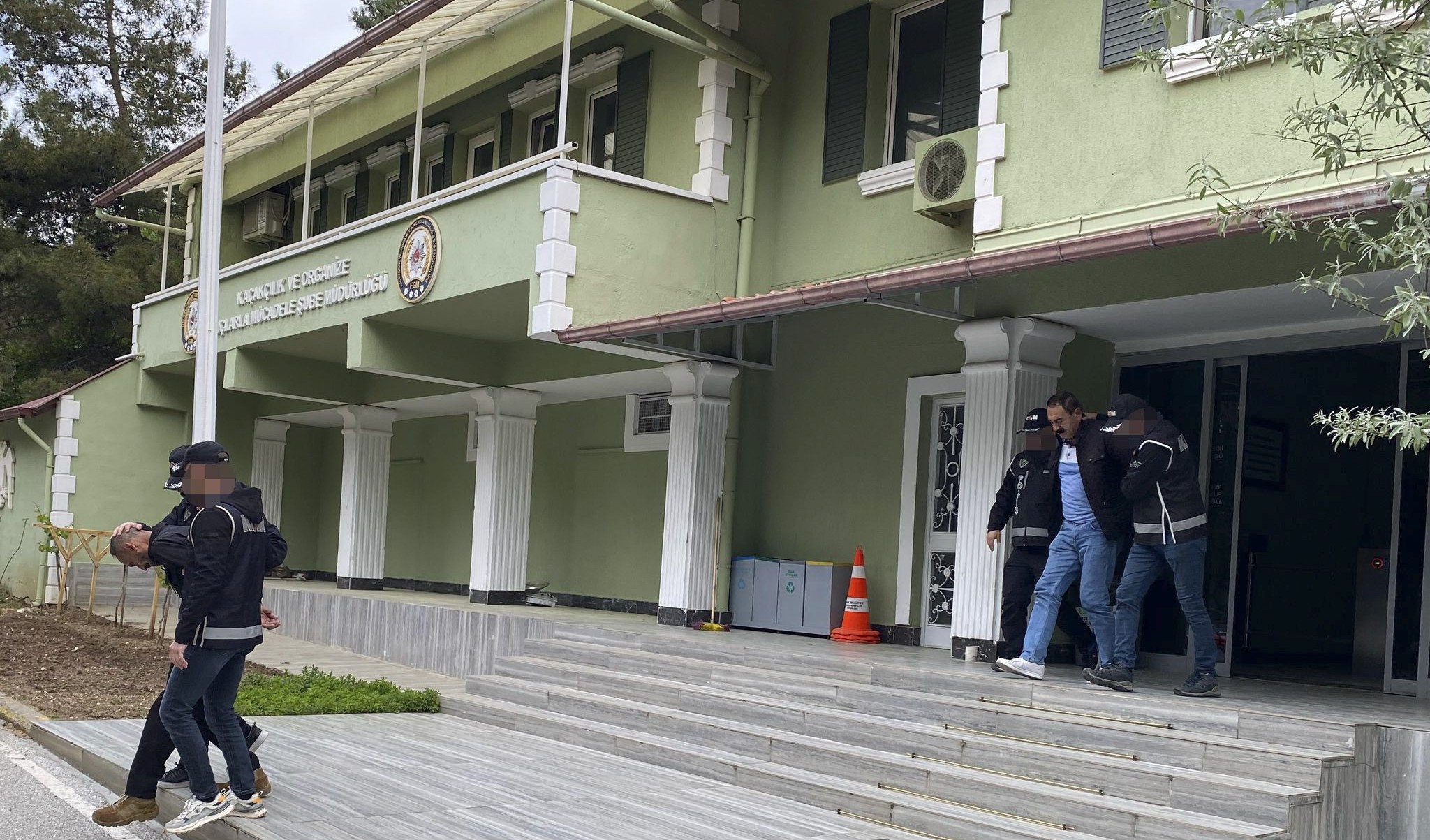 Uşak'ta KKTC için sahte belge düzenleyen 2 şüpheli tutuklandı