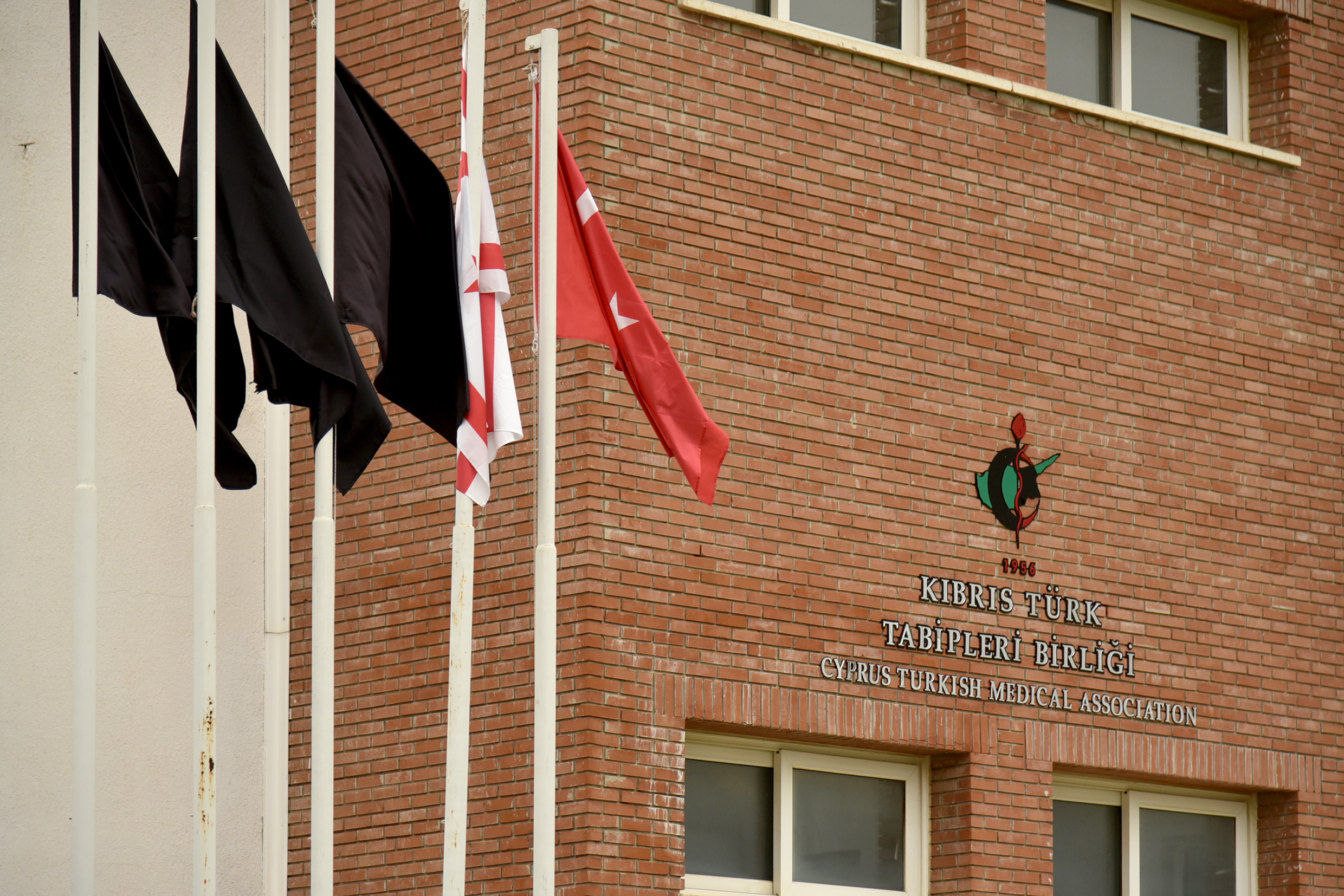 Kıbrıs Türk Tabipleri Birliği’ne 3 siyah bayrak çekildi