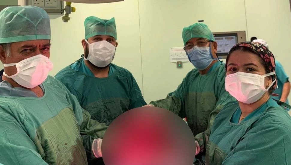 Lefkoşa’da 71 yaşındaki kadın hastanın karnından 9 kiloluk kitle çıkarıldı!