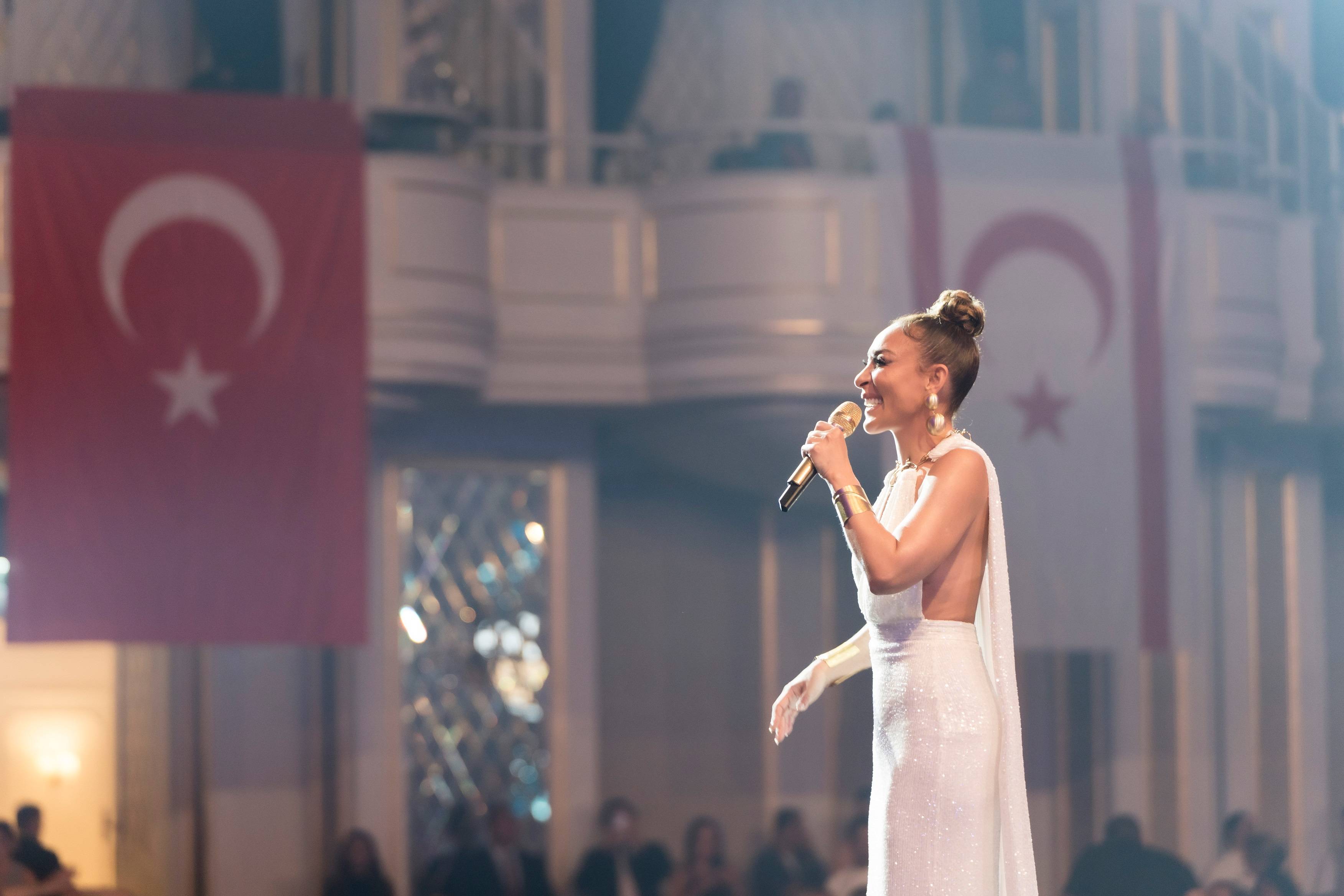 Merit Royal Diamond’da Zafer Bayramı coşkusu Ziynet Sali ile yaşandı