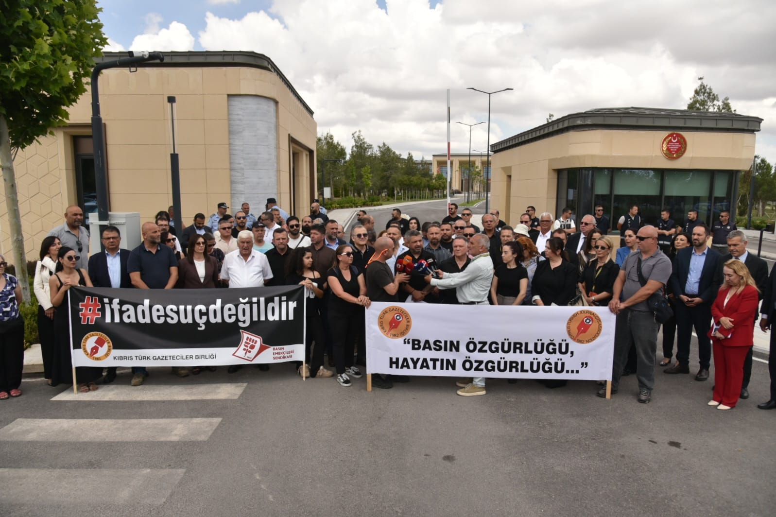 “Sansür Yasası” Meclis önünde protesto edildi: Bu yanlıştan dönün
