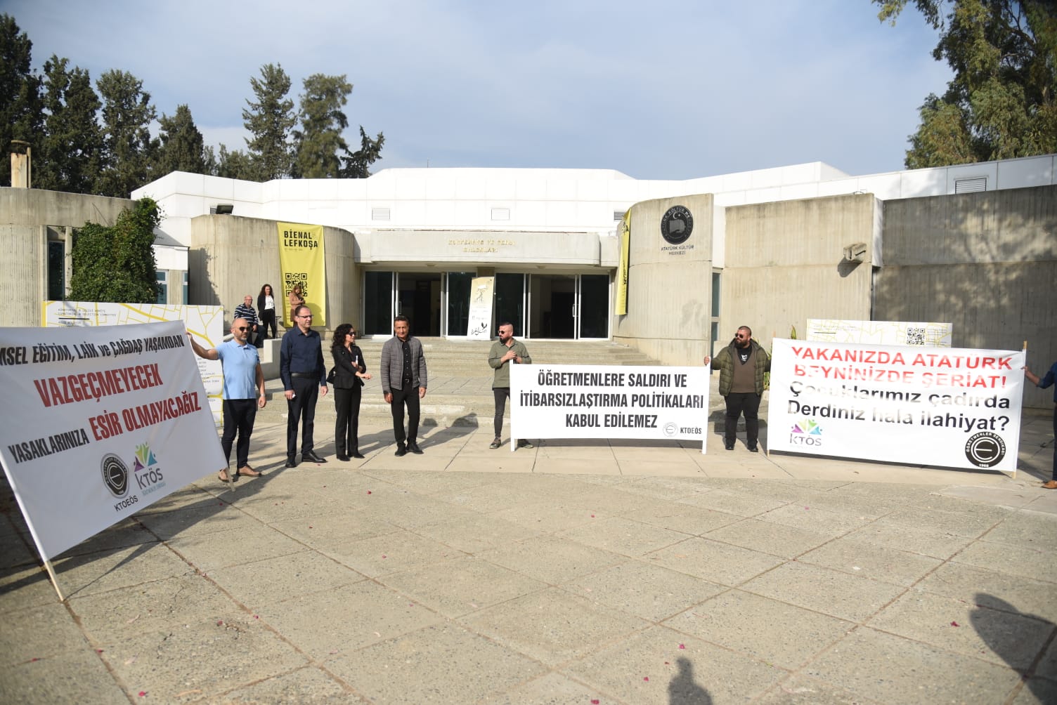 KTÖS ve KTOEÖS'den eylem: Çavuşoğlu alkışlarla protesto edildi