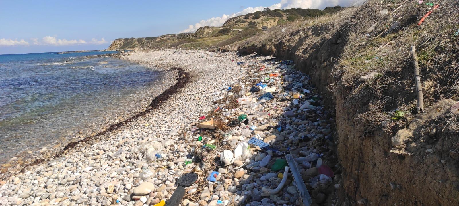 Dört metrekareye bir poşet: Akdeniz’in ortasında plastik çöplüğüne dönüyoruz