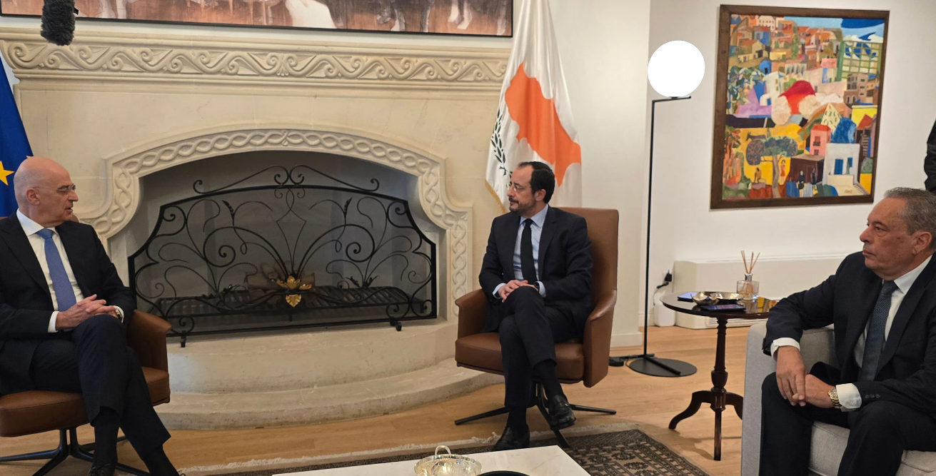 Dendias, Hristodulidis’le görüştü: Bu zor durumu birlikte göğüsleyeceğiz