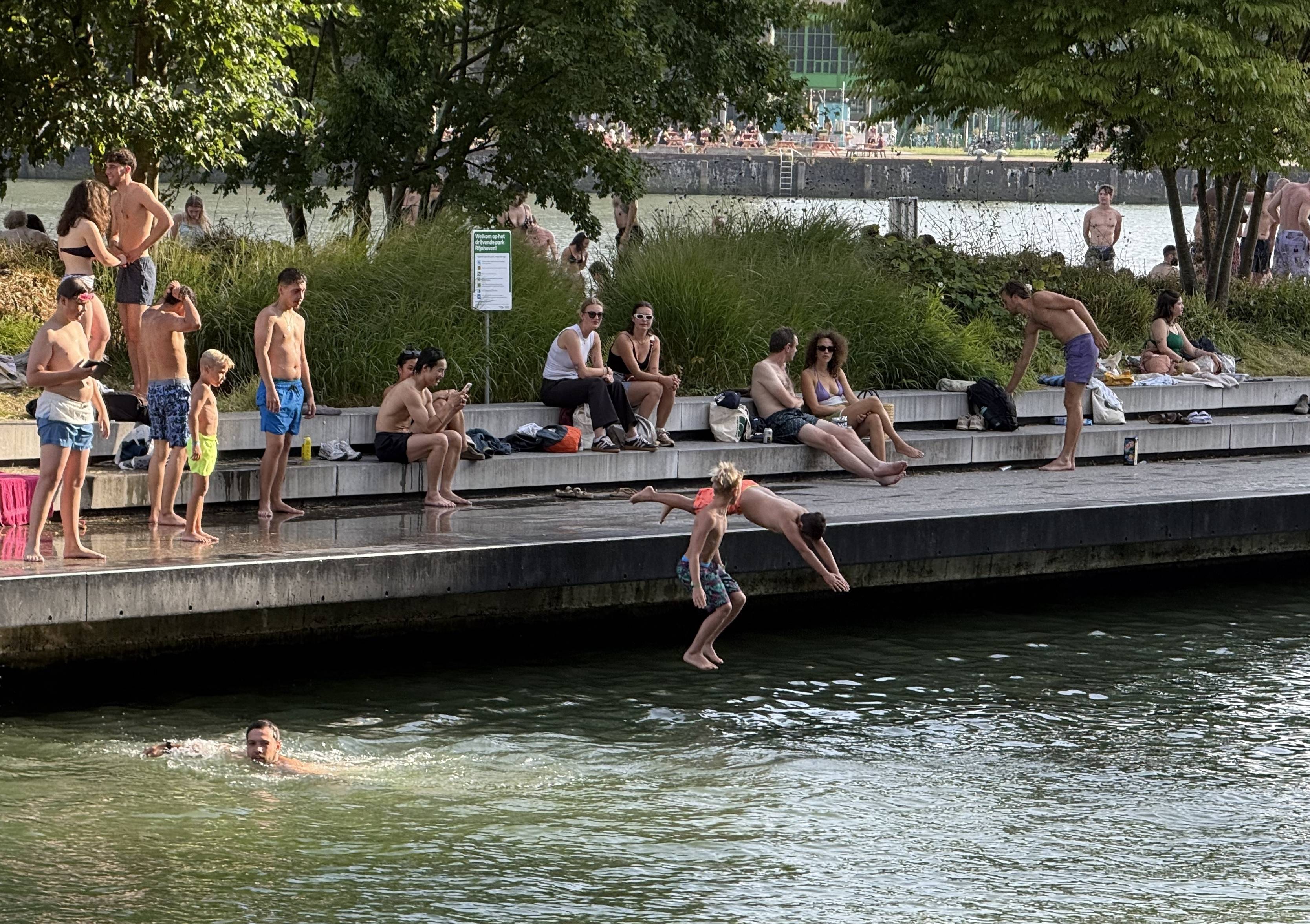 Hollanda genelinde sıcak hava uyarısı yapıldı