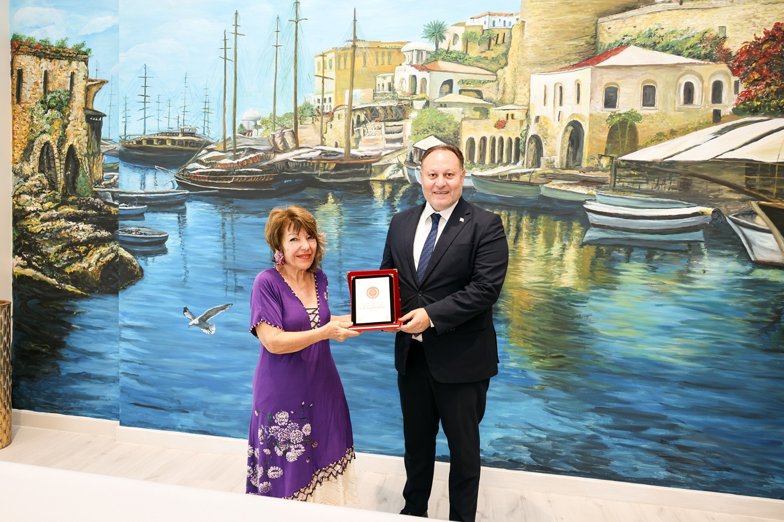 Öztürkler'den ressam Güray Altun'a teşekkür plaketi
