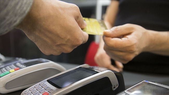 Düşürülen kredi kartını çalıp, alışveriş yaptılar