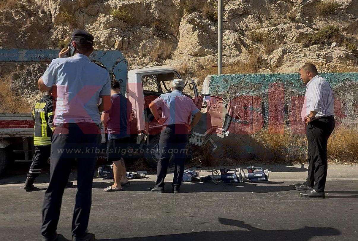 Lefkoşa – Girne yolunda kaza: Kamyonet duvara çarptı