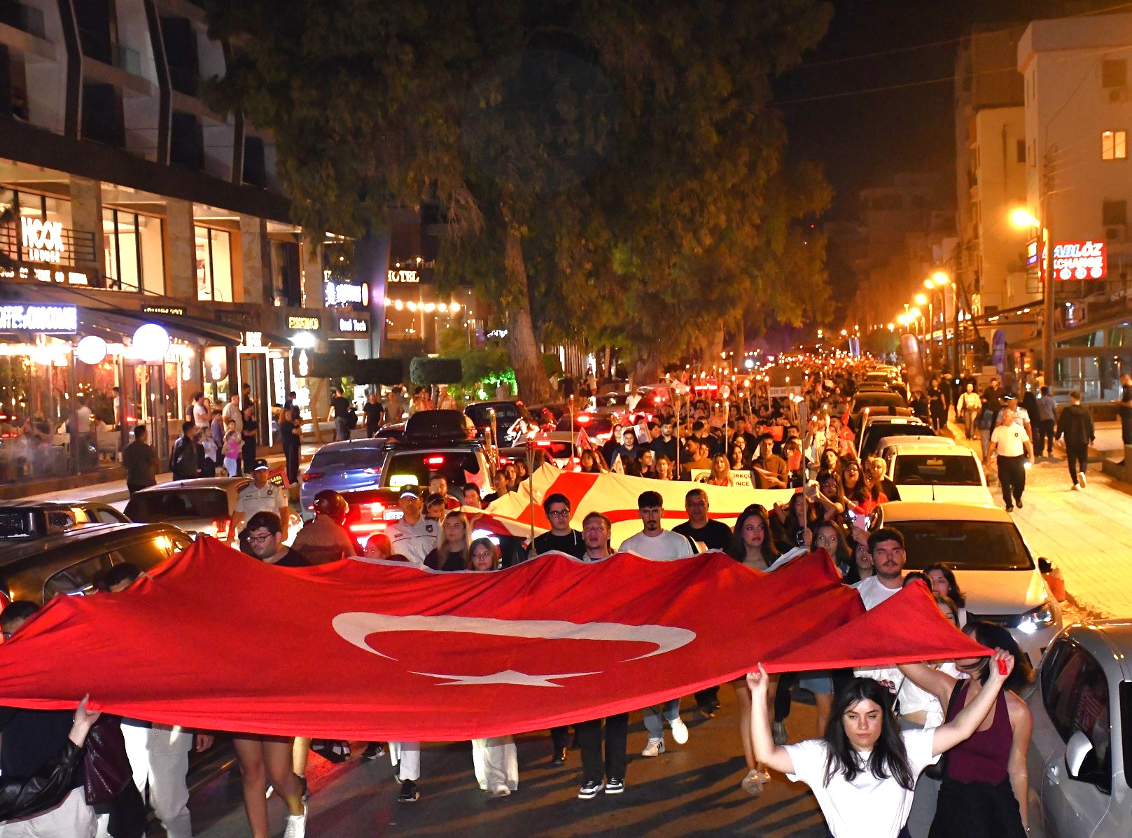 DAÜ’de 29 Ekim Cumhuriyet Bayramı, gençlik yürüyüşü ile kutlandı