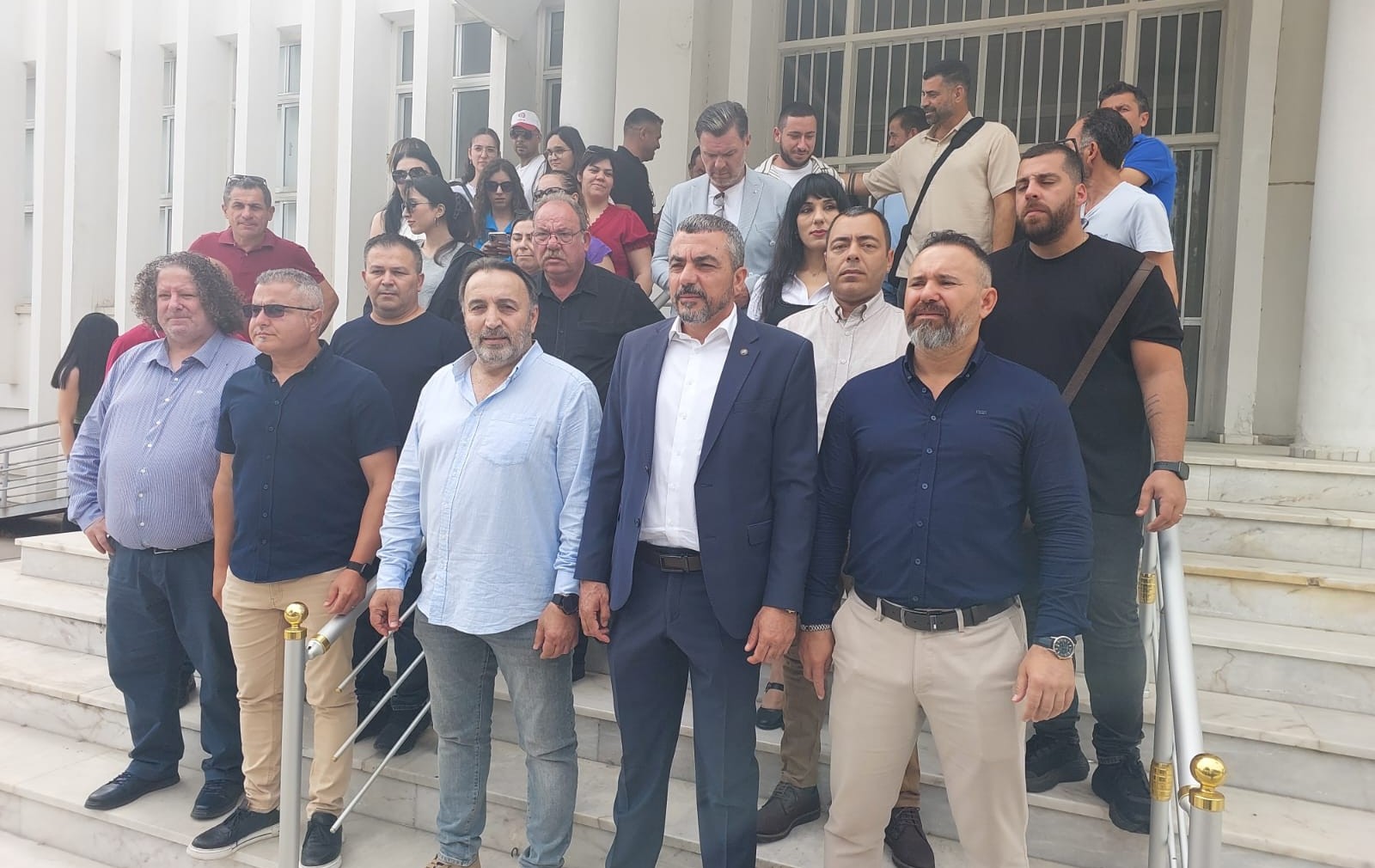 Sendikalar Posta Dairesi’nde uyarı grevi yaptı, süresiz grev uyarısında bulundu