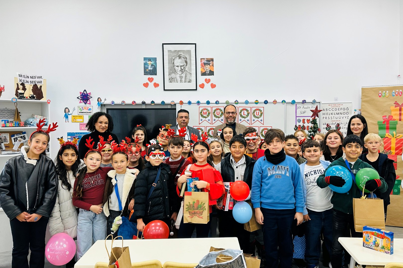 Yeni yıl hediyeleri çocukların yüzünü güldürdü