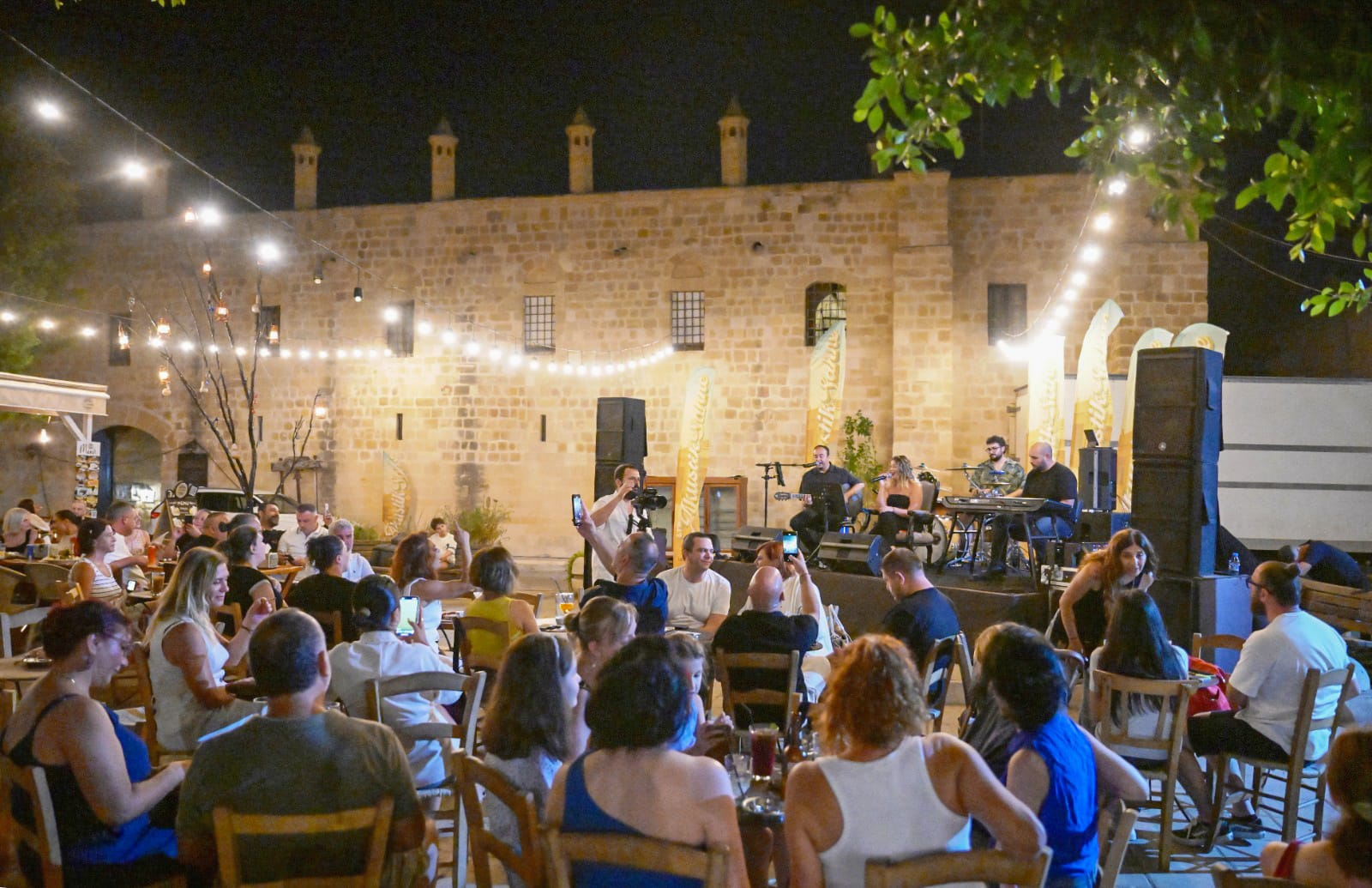 LTB Akustik Sahne’de Aysu Mişon sahne aldı