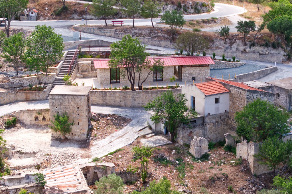 İsrailli yatırımcı terk edilmiş Rum köyüne 60 ev ve kamp alanı planlıyor