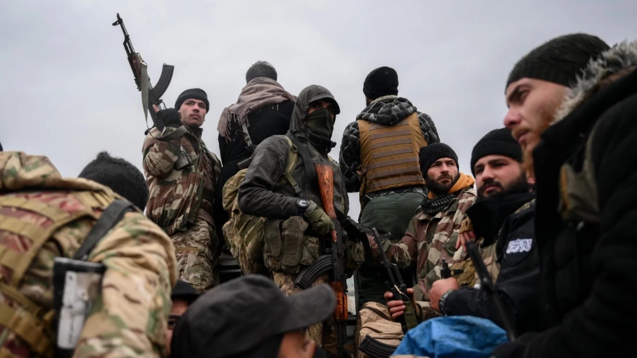 Suriye ordusu, Deir Hafer'den Fırat'ın batısına girmeye başladı