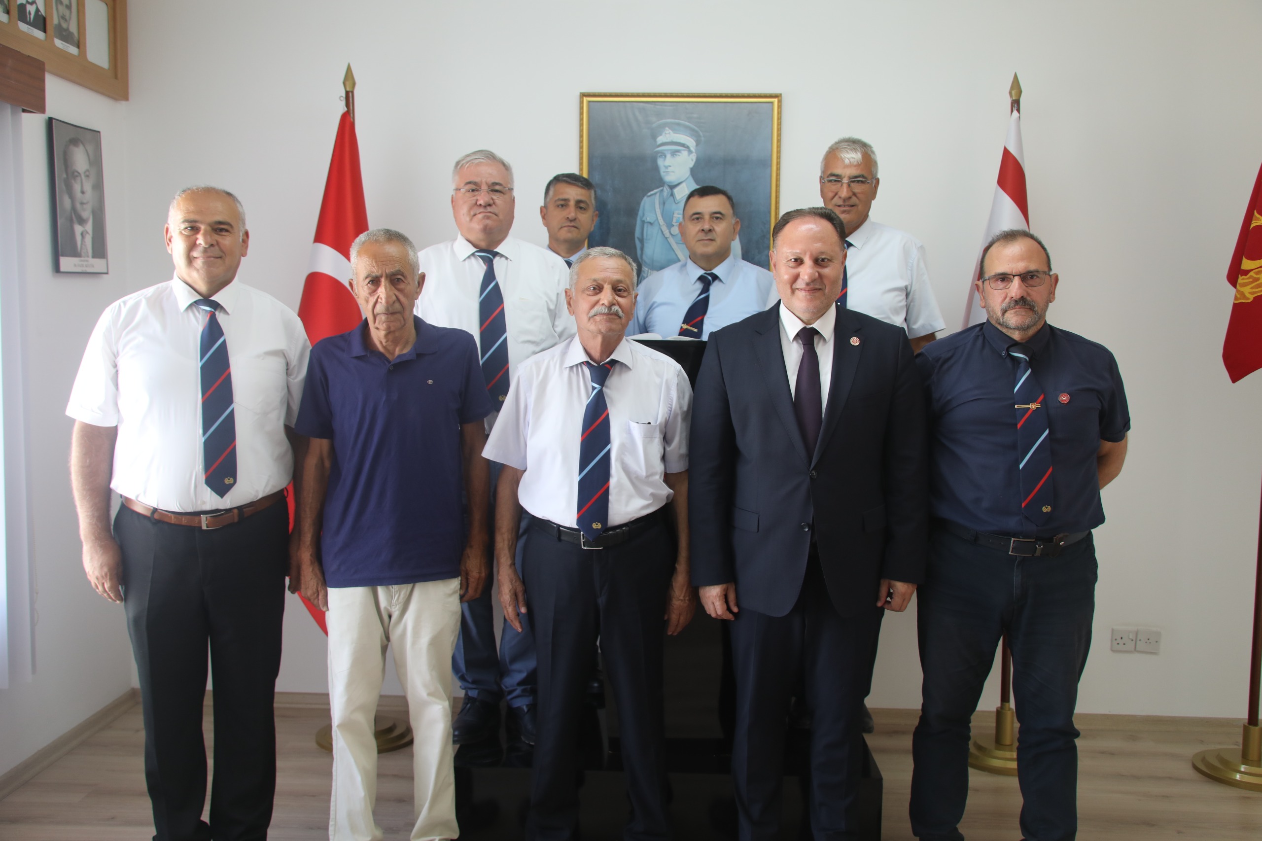 Öztürkler, Kıbrıs Türk Emekli Subaylar Derneği'ni ziyaret etti