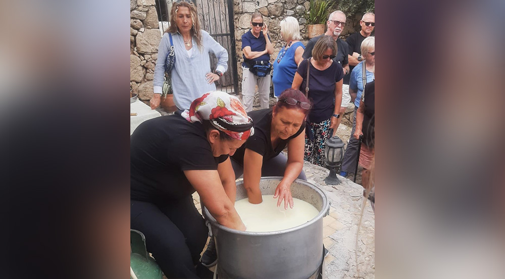Girne Emekçi Kadınlar Kooperatifi’nden hellim atölyesi