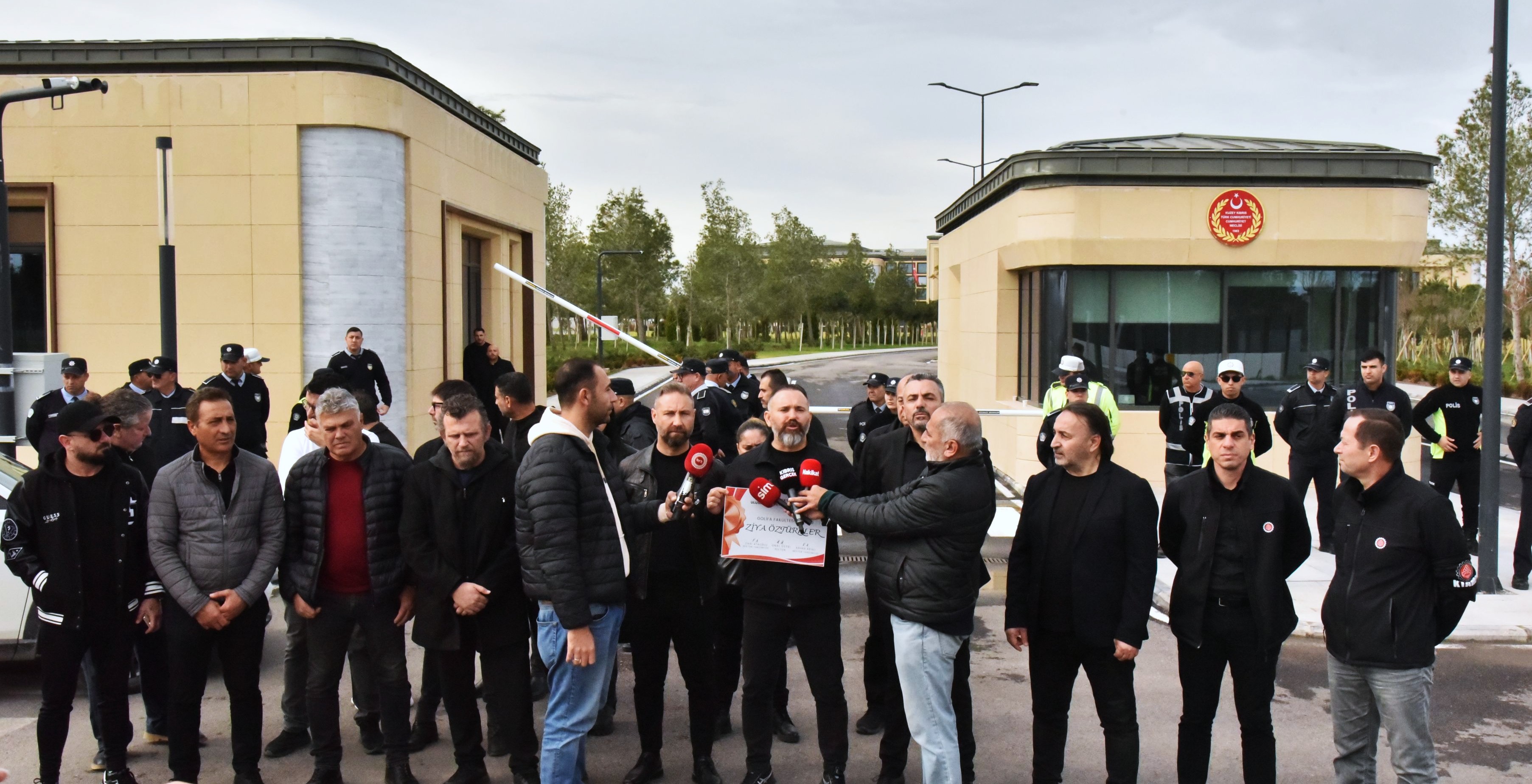 Meclis önünde eylem: Öztürkler’e iletilmek üzere görevli polise sembolik diploma verildi