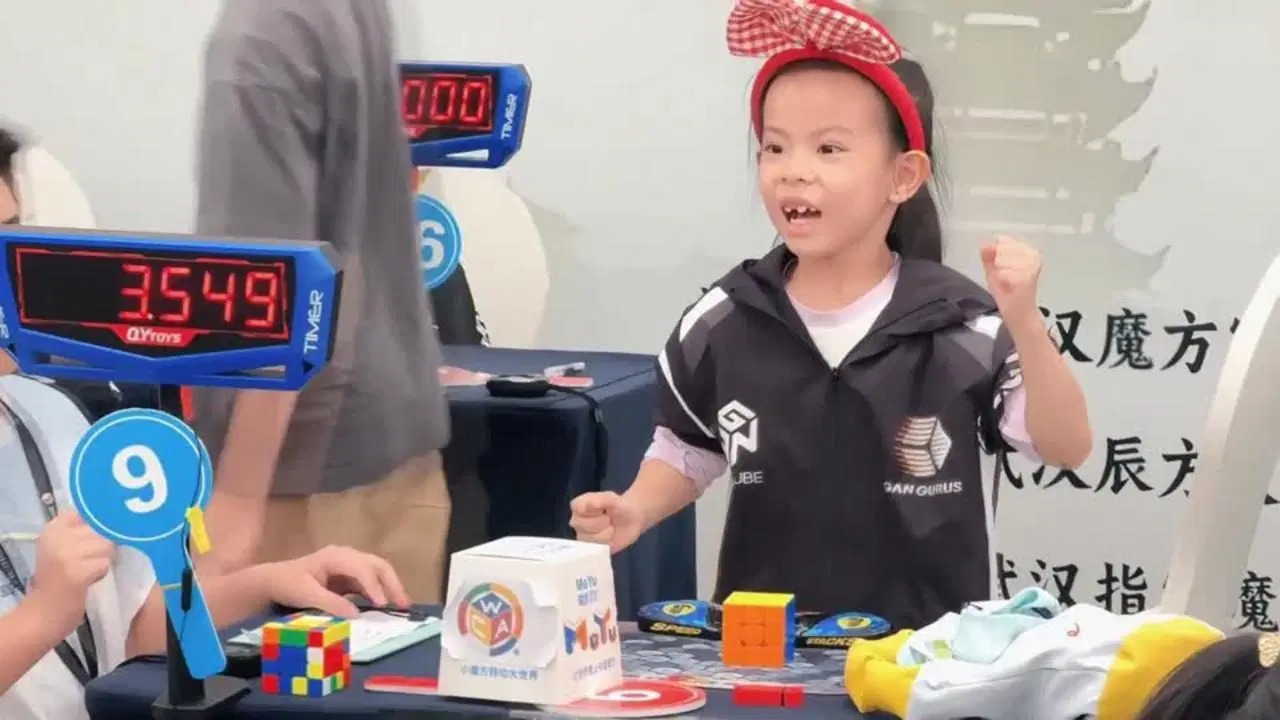 6 yaşındaki çocuk Rubik Küpü’nde kadınlar dünya rekorunu kırdı