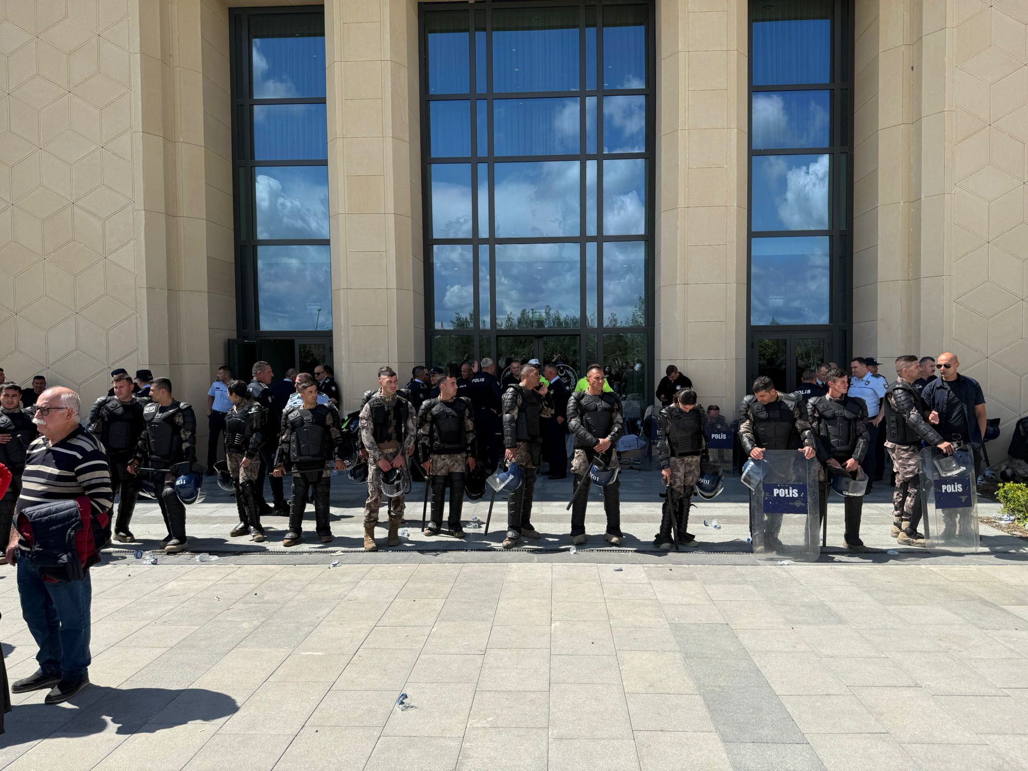 Meclis’te bekleyiş sürüyor…