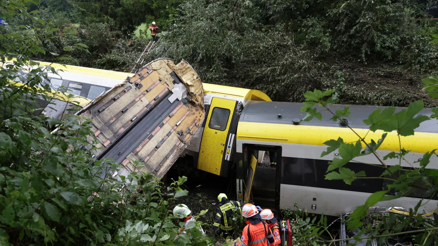 Almanya'da yolcu treni raydan çıktı: Üç kişi öldü