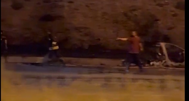 Girne-Lefkoşa yolunda araç yandı,  yangın kuru otlara sıçradı
