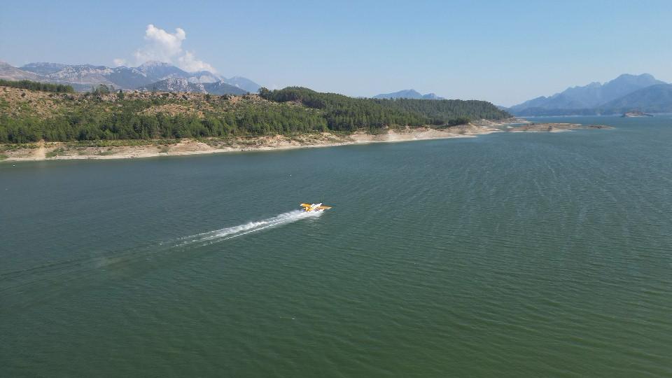 Burdur'da eğitim uçağı göle düştü: İki pilot kurtarıldı