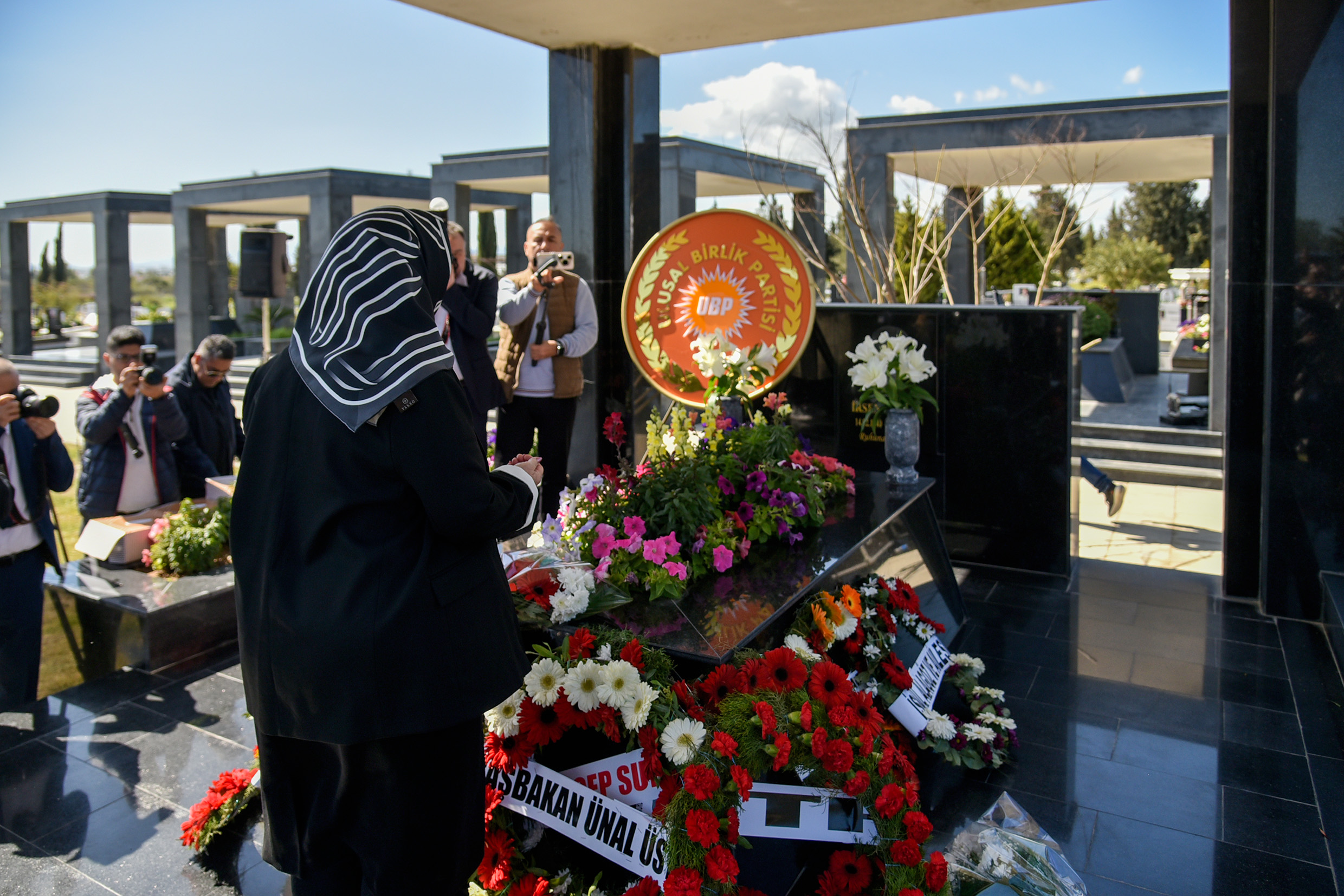 İrsen Küçük 7'nci ölüm yıl yönümde kabri başında anıldı