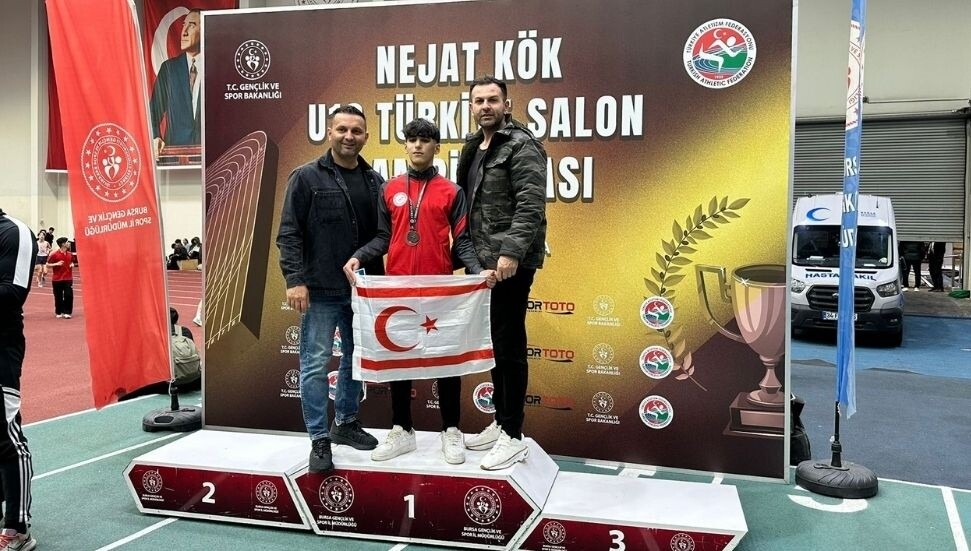 Erol Efe Bilmez 200 metrede Türkiye üçüncüsü oldu