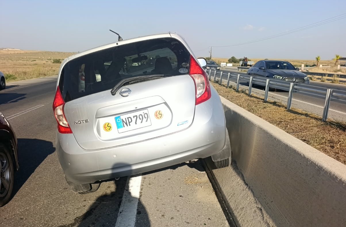Güzelyurt-Lefkoşa anayolunda kaza: Alkollü sürücü kaçmaya çalışırken yakalandı