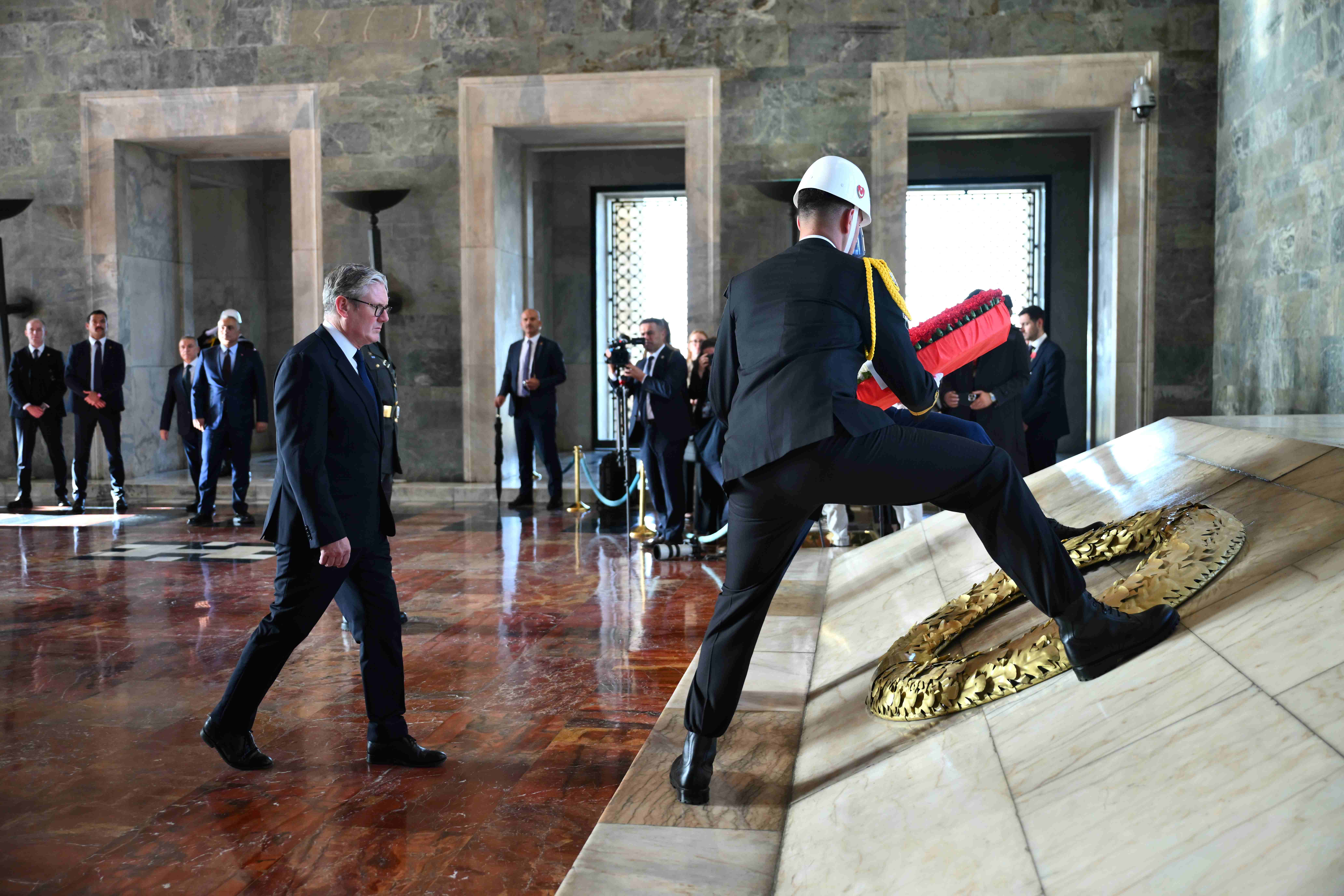 İngiltere Başbakanı Starmer, Anıtkabir'i ziyaret etti
