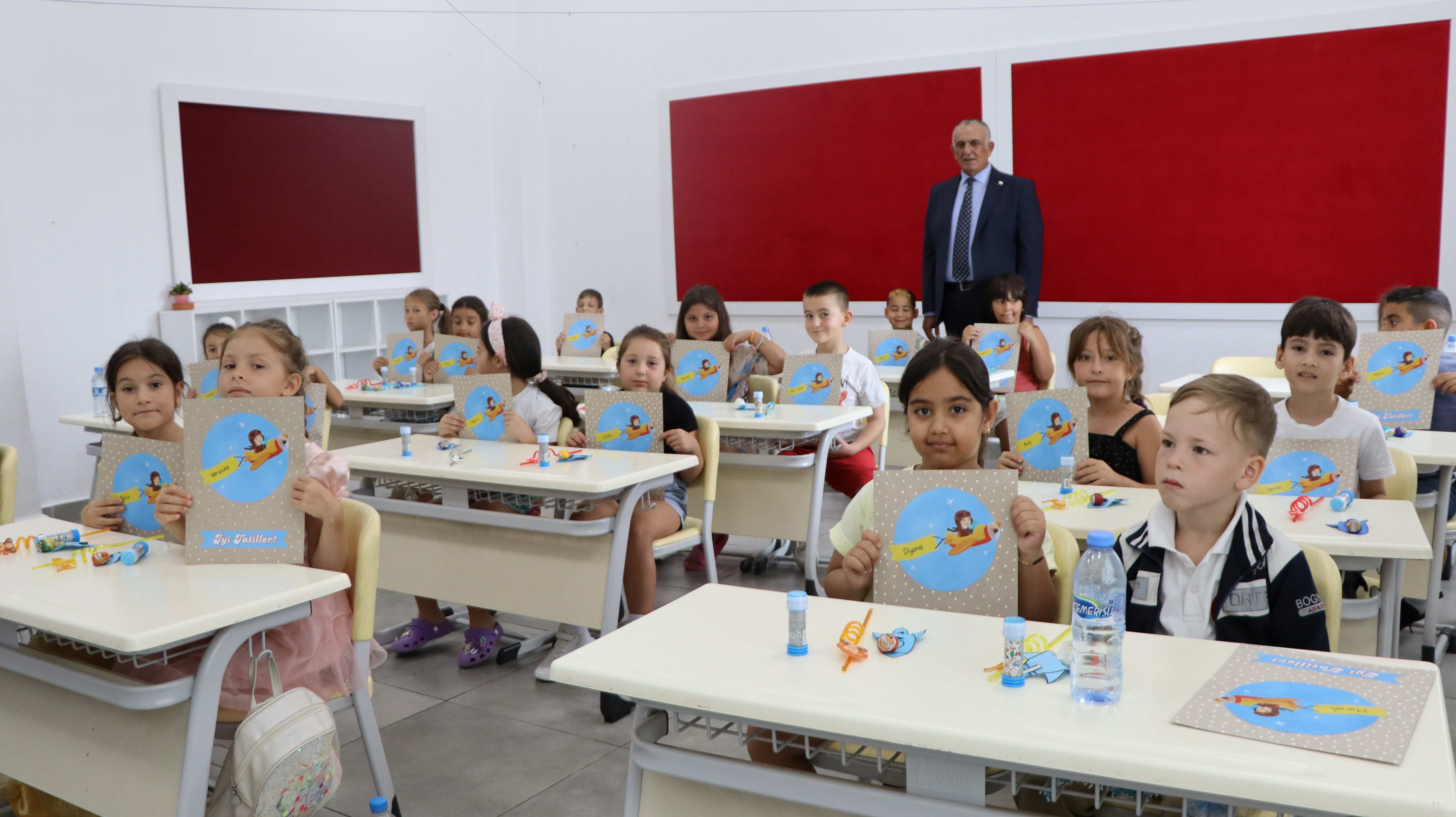İlk ve orta dereceli okullarda karneler dağıtıldı
