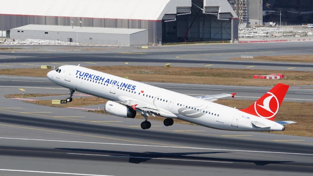 Jet yakıtı krizi havayolu sektörünü sarstı: Bilet fiyatları yükseliyor