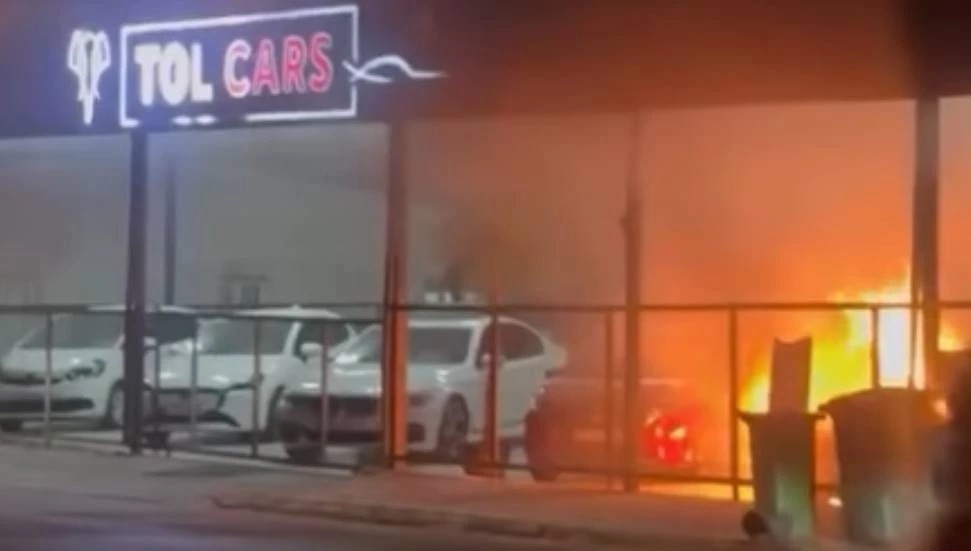 Lefkoşa’da oto galeri kundaklandı: İki zanlı Ercan’da yakalandı