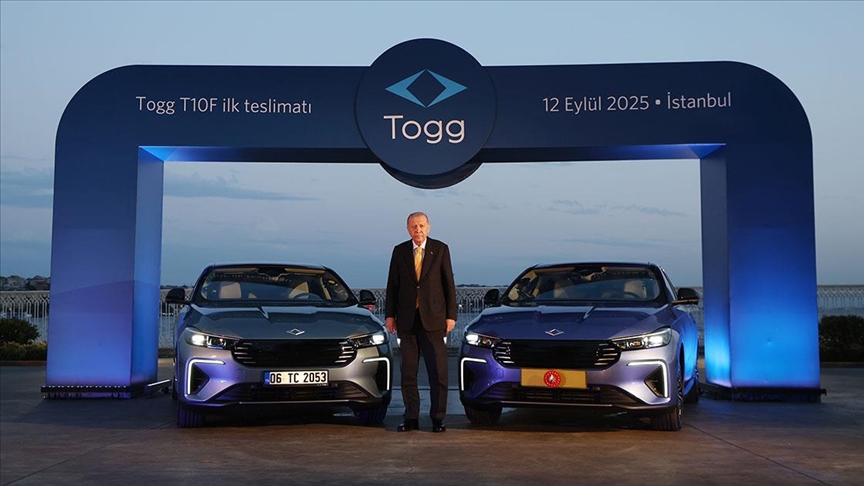 Erdoğan'a Togg'un yeni modeli T10F hediye edildi
