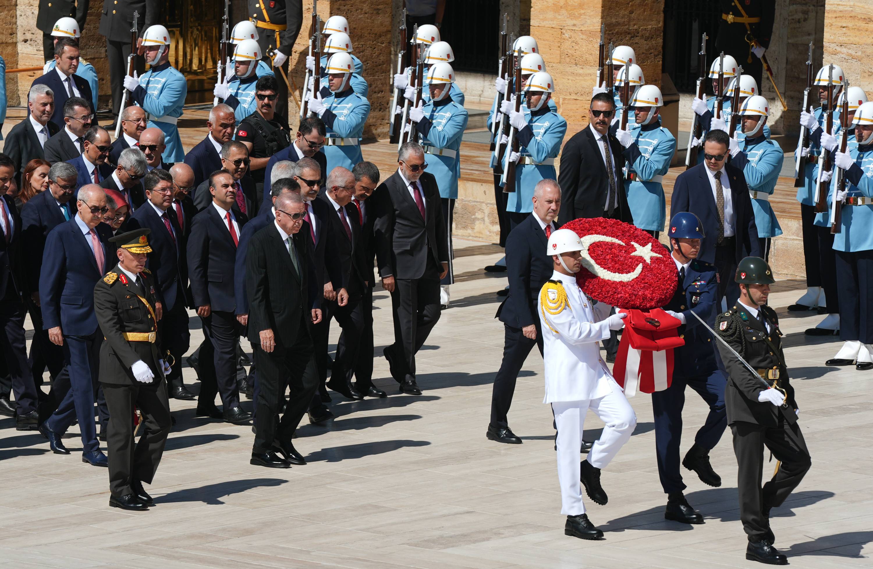 Erdoğan başkanlığındaki devlet erkanı Anıtkabir'i ziyaret etti