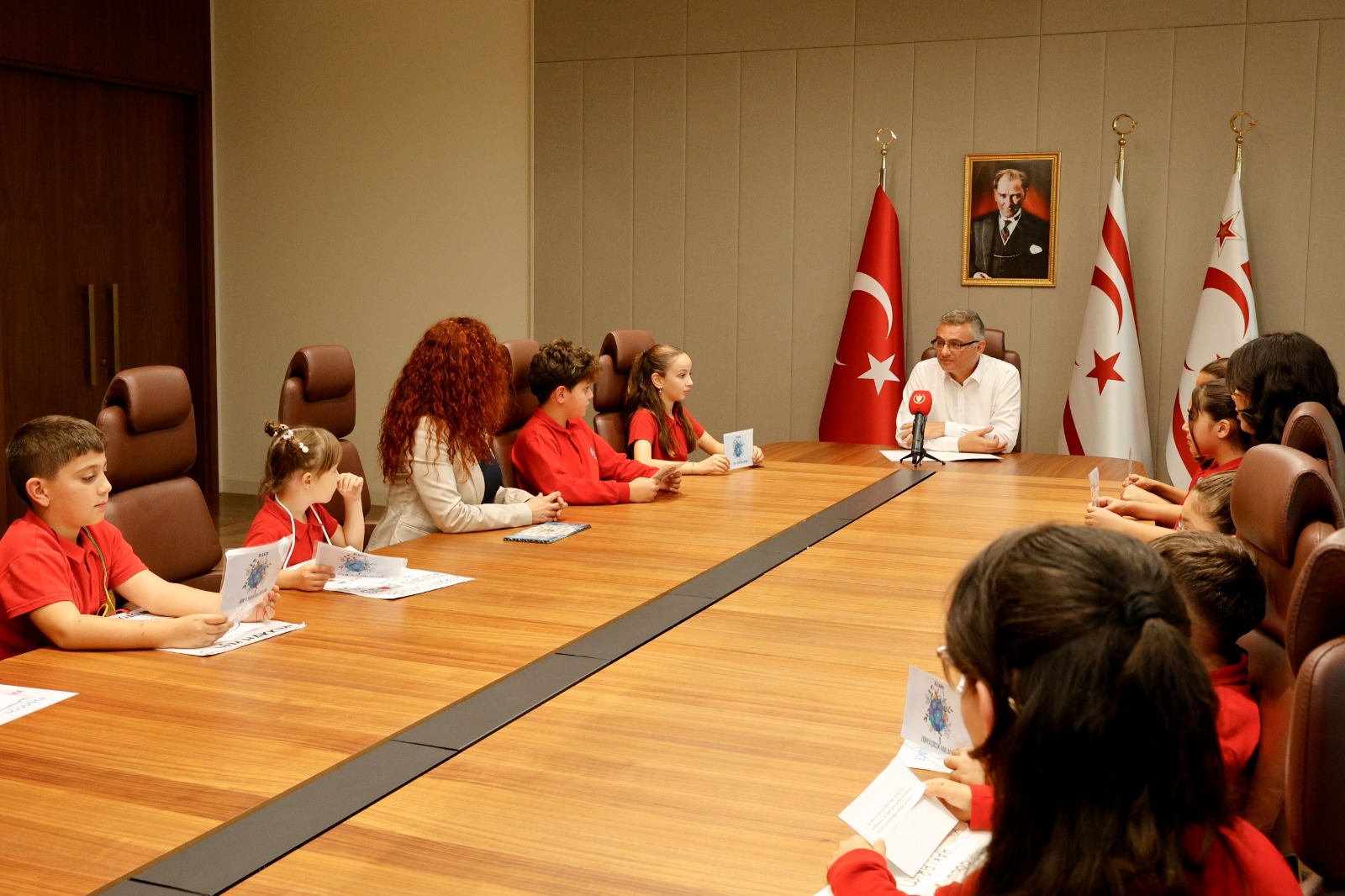 Erhürman, Çocuk Hakları Günü’nde öğrencilerle bir araya geldi