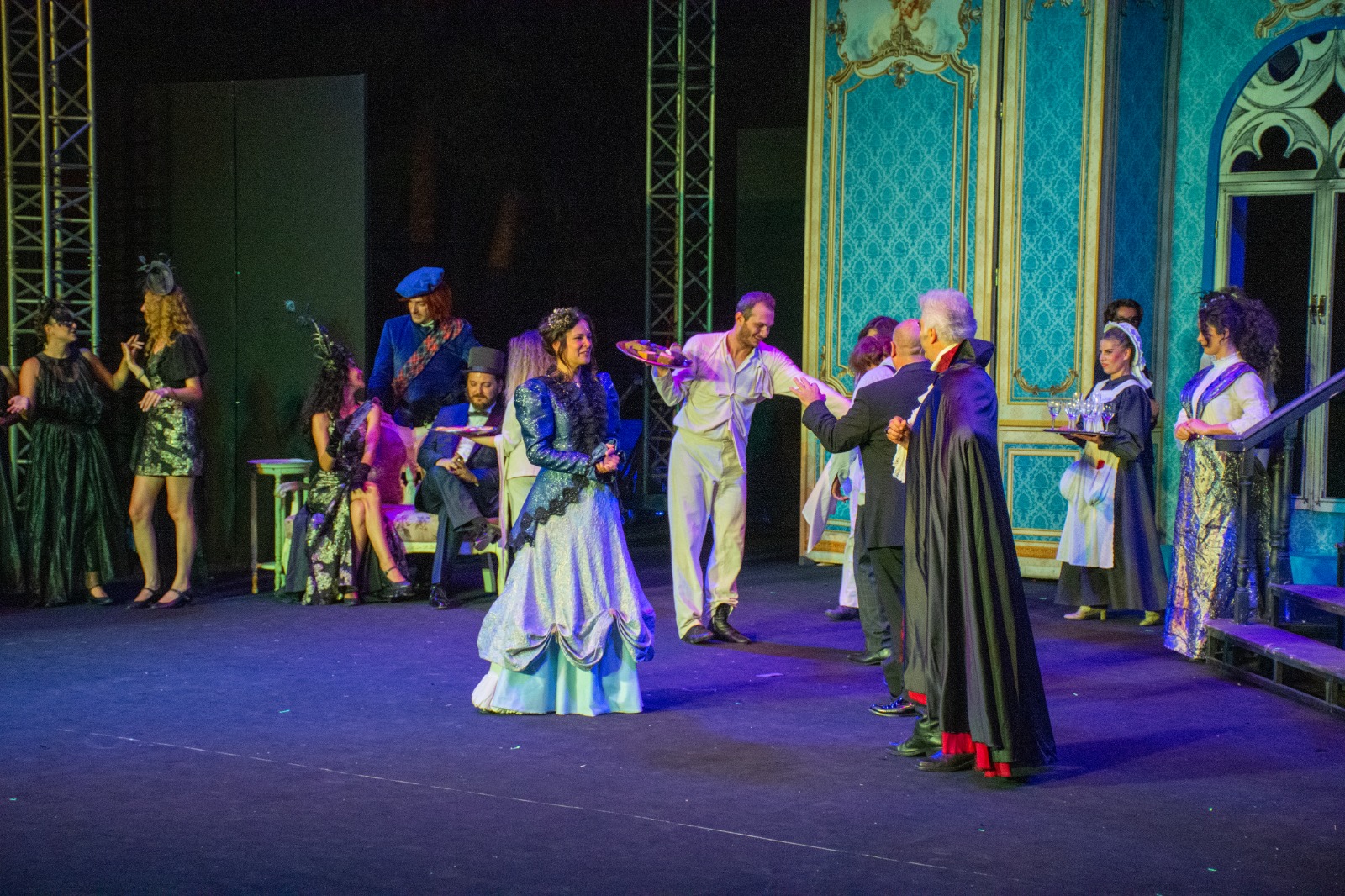 “Dracula – Bir Dehşet Komedisi” Girne Amfi Tiyatro’da sahnelendi