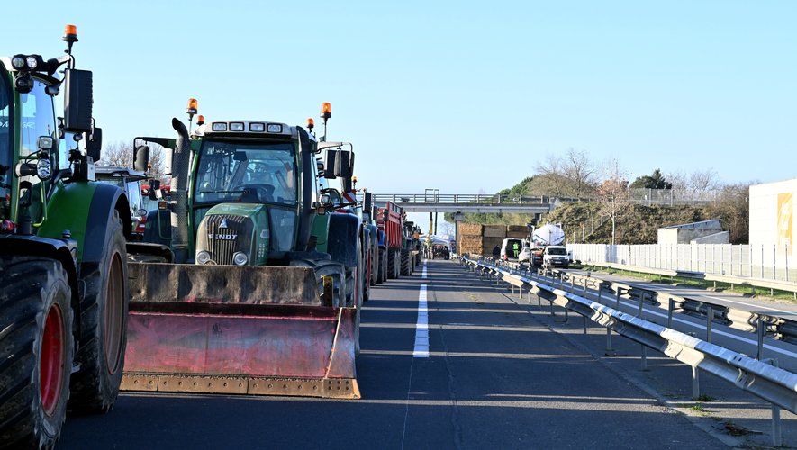 Fransa'da eylem yapan çiftçiler yolları trafiğe kapattı