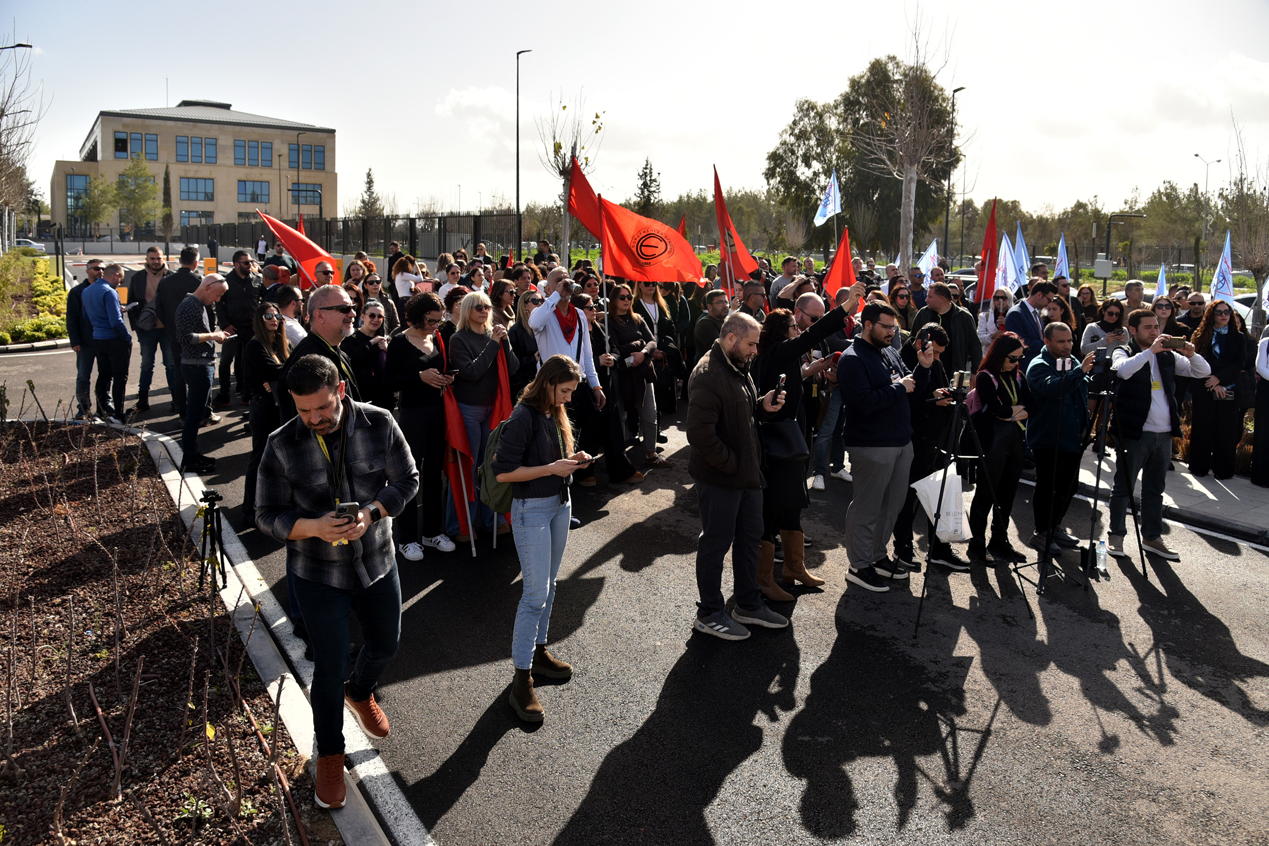 Sendikalar, fiber optik protokolüne karşı Meclis önünde eylem yapıyor