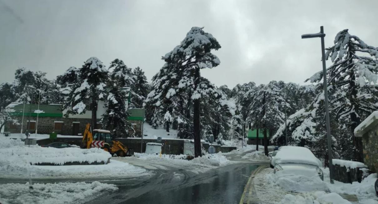 Trodos beyaza büründü!
