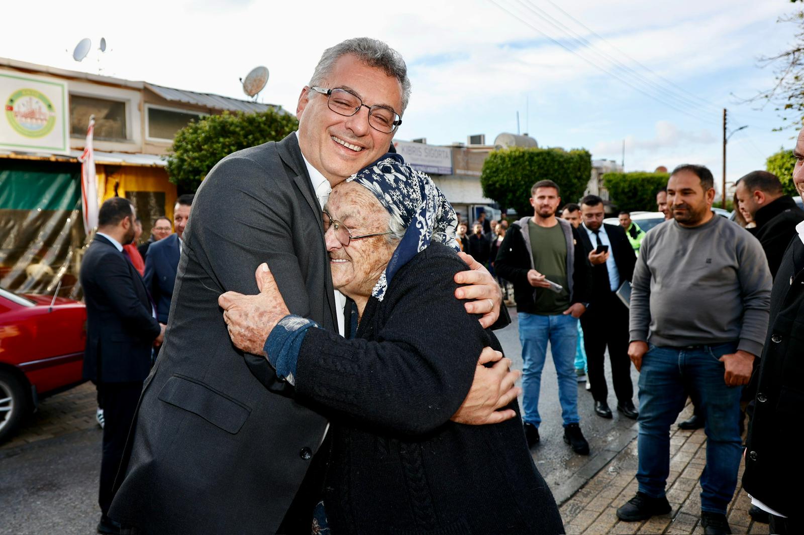 Erhürman, Girne halkıyla buluştu