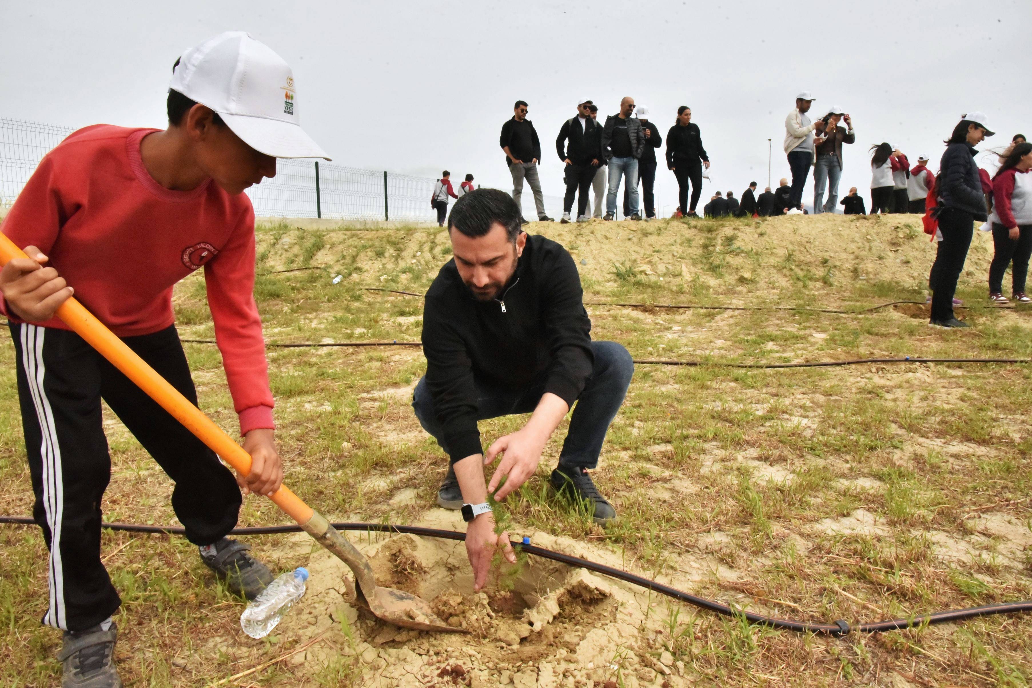 “Yeniden Yeşil Kıbrıs” etkinliğiyle ülke genelinde 14 bin fidan dikiliyor