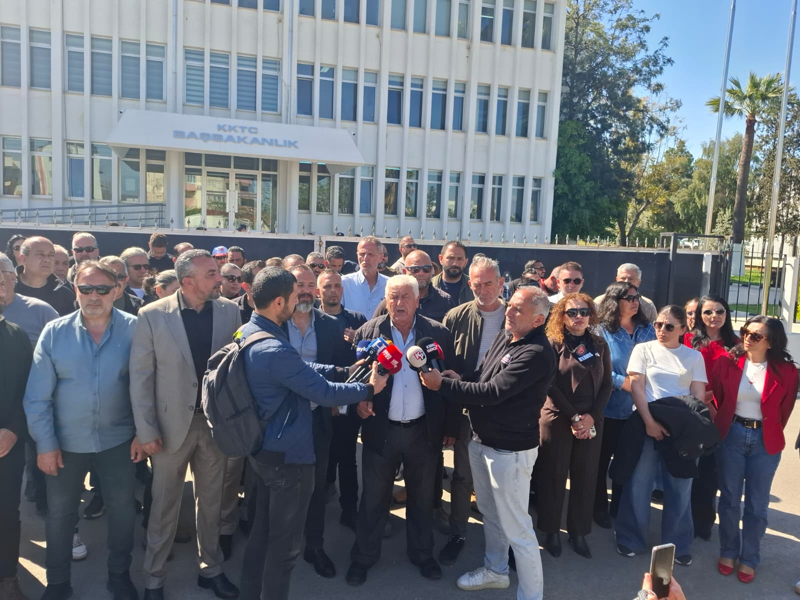 “Pazartesi yine yasayı geçirmeye çalışırlarsa biz yine Meclis önünde olacağız”