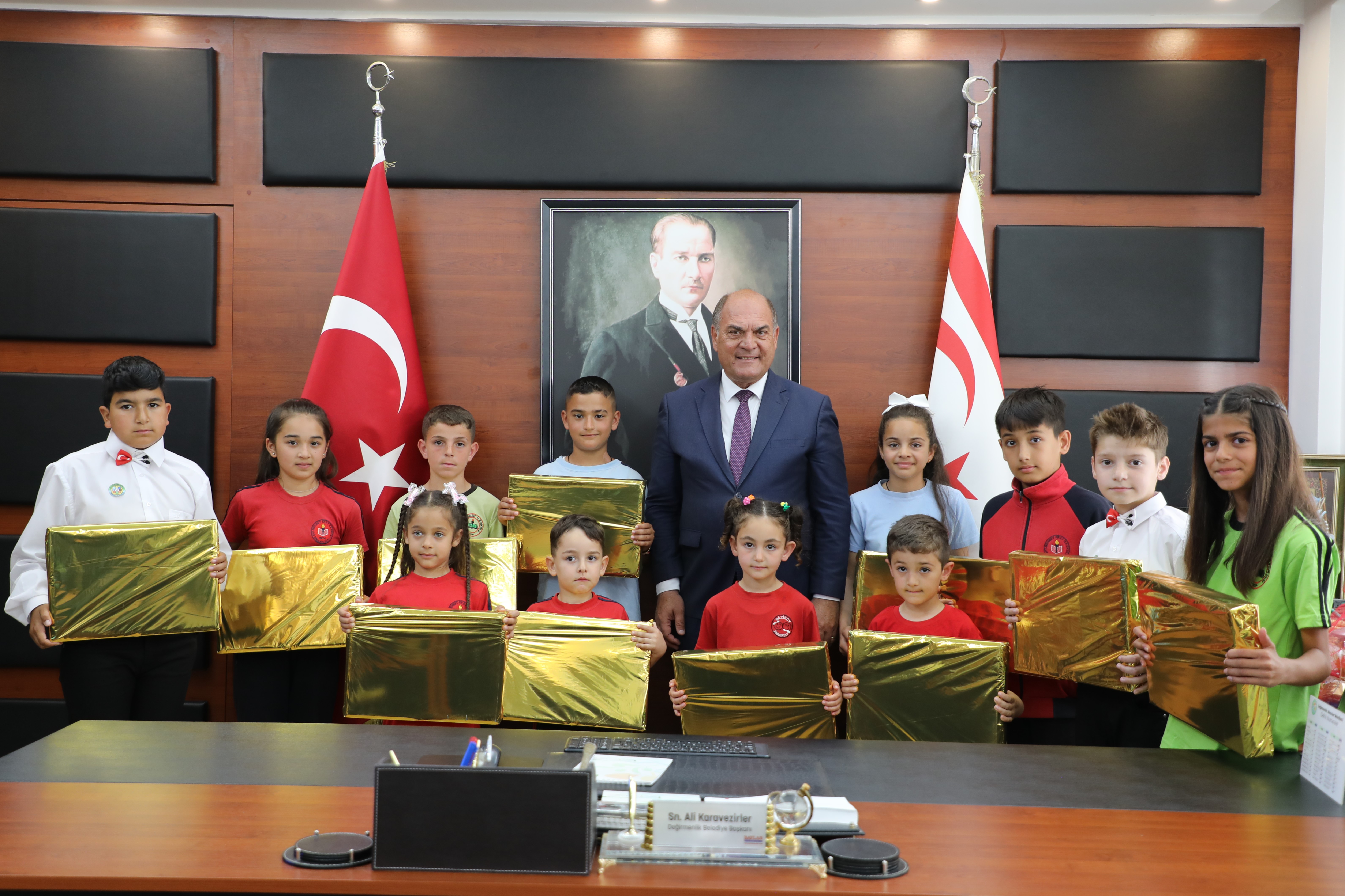 Karavezirler, başkanlık koltuğunu çocuklara devretti