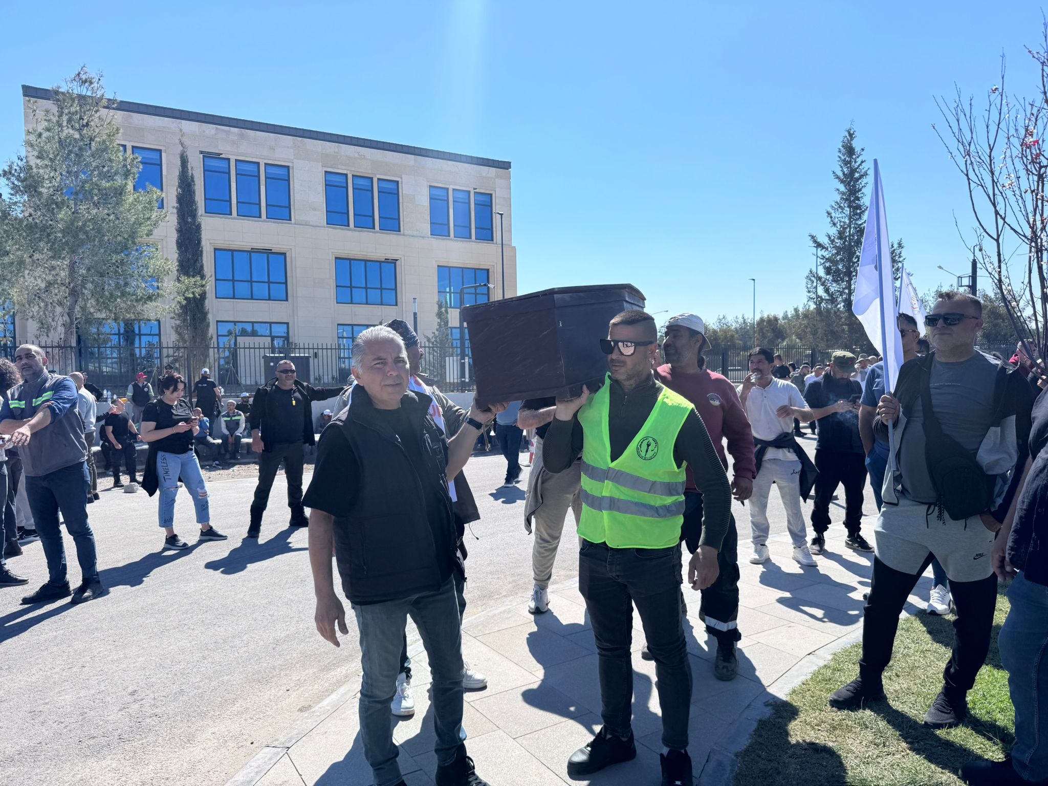 Eylemciler Meclis önüne tabut getirdi: Ünal seni gömmeye geldik