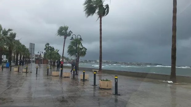 Aşırı yağışlı hava Güney Kıbrıs’ta etkili oluyor