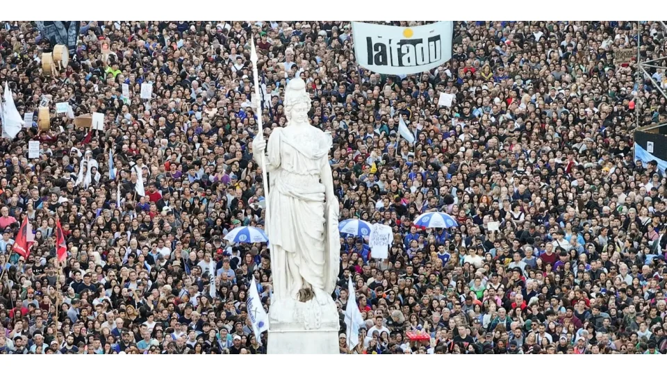 Arjantin'de binlerce kişi hükümetin eğitimdeki bütçe kesintisini protesto etti