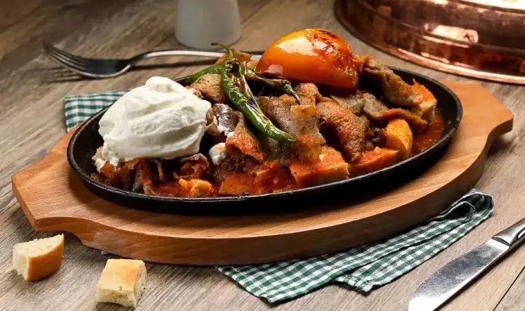 Lokanta lezzetini sofralarınıza taşıyın: Ev yapımı İskender tarifi