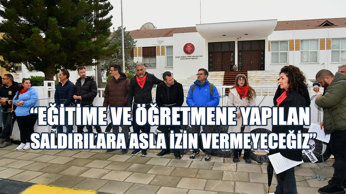 Öğretmenler, Temsili Olarak Meclis Kapısına Zincirlendi