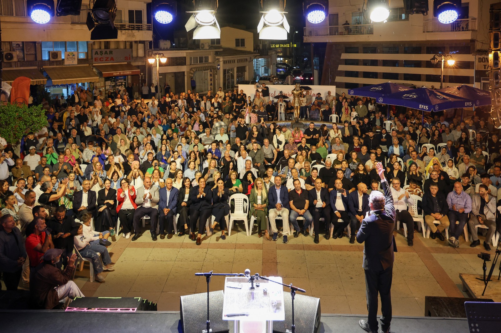 "Bomboş geçen beş seneden sonra taş yağsa yine sokaktayız, yine sandıktayız"